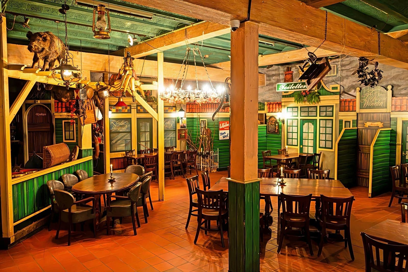 Lange houten tafels tussen de balken en geveltjes van Brasserie 1900