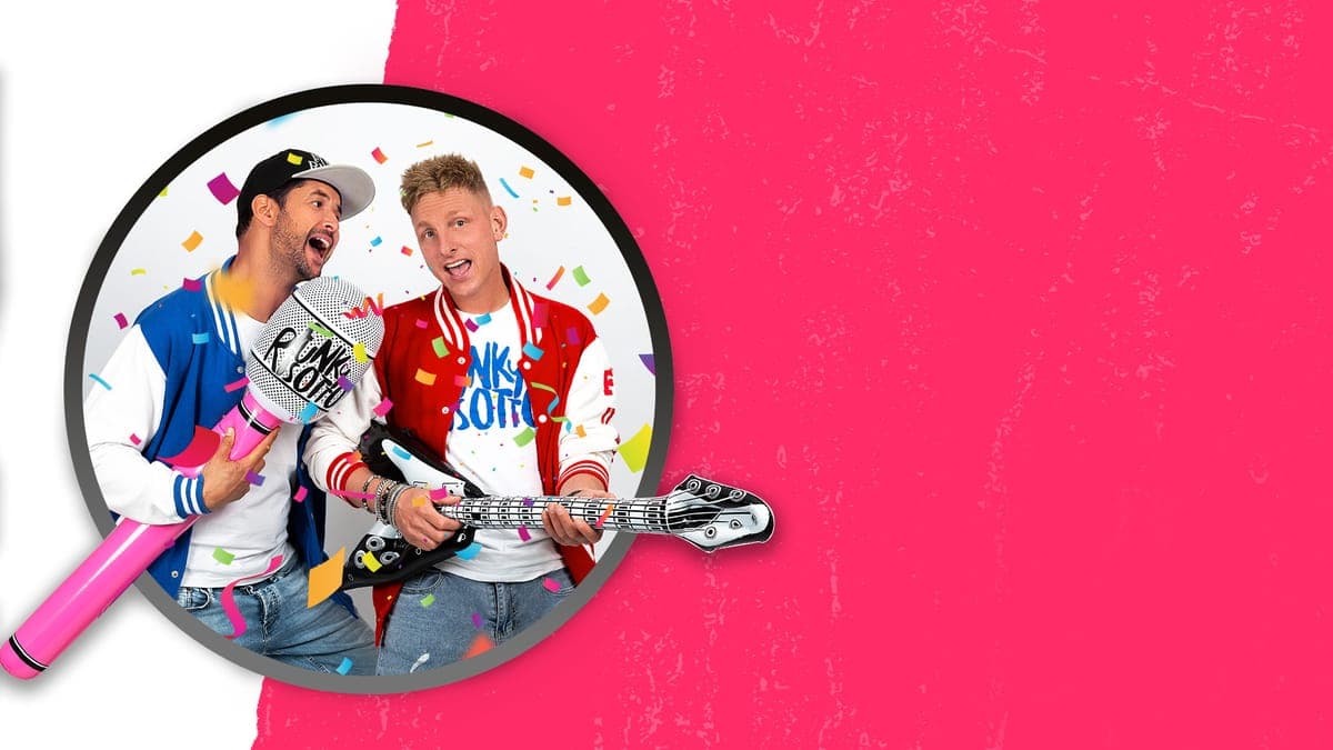 De twee mannen van de Funky Risotto Show met opblaasgitaar en microfoon