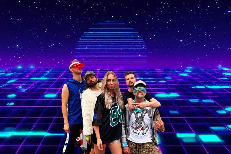 De vijf muzikanten van Hardcore Vibes voor een neon-rooster in jaren-90-stijl