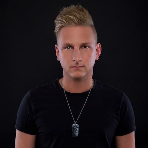 Mister NiceKai, portret in een zwart shirt
