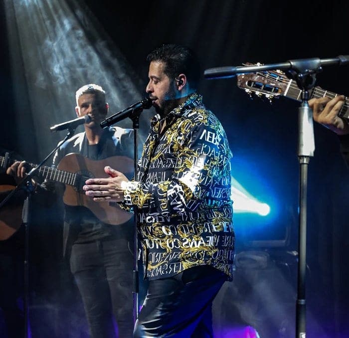Janah Louard met The Gypsies live op het podium