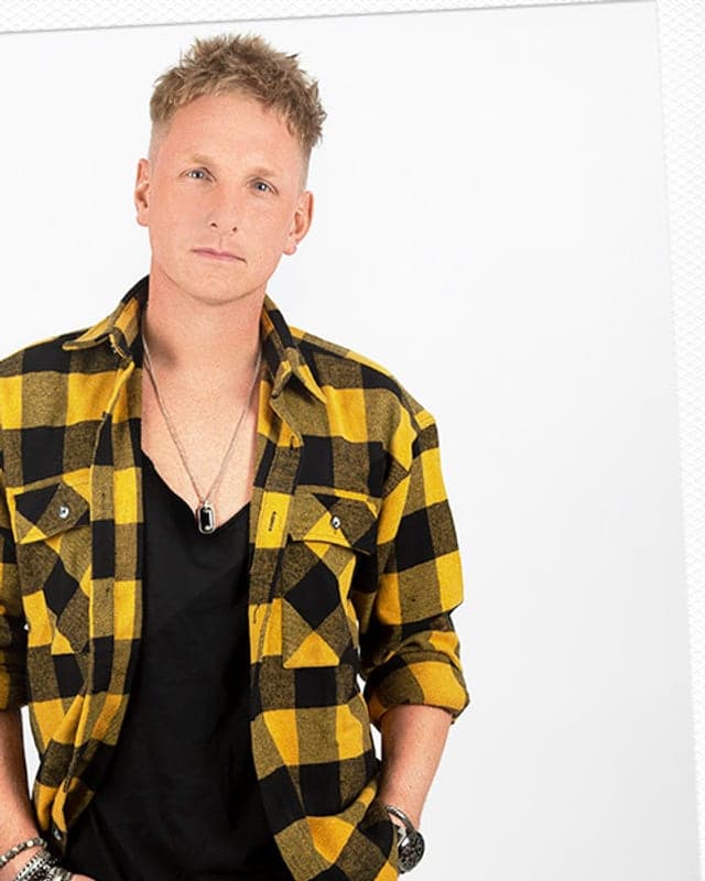 Mister NiceKai in een geel geruit overhemd