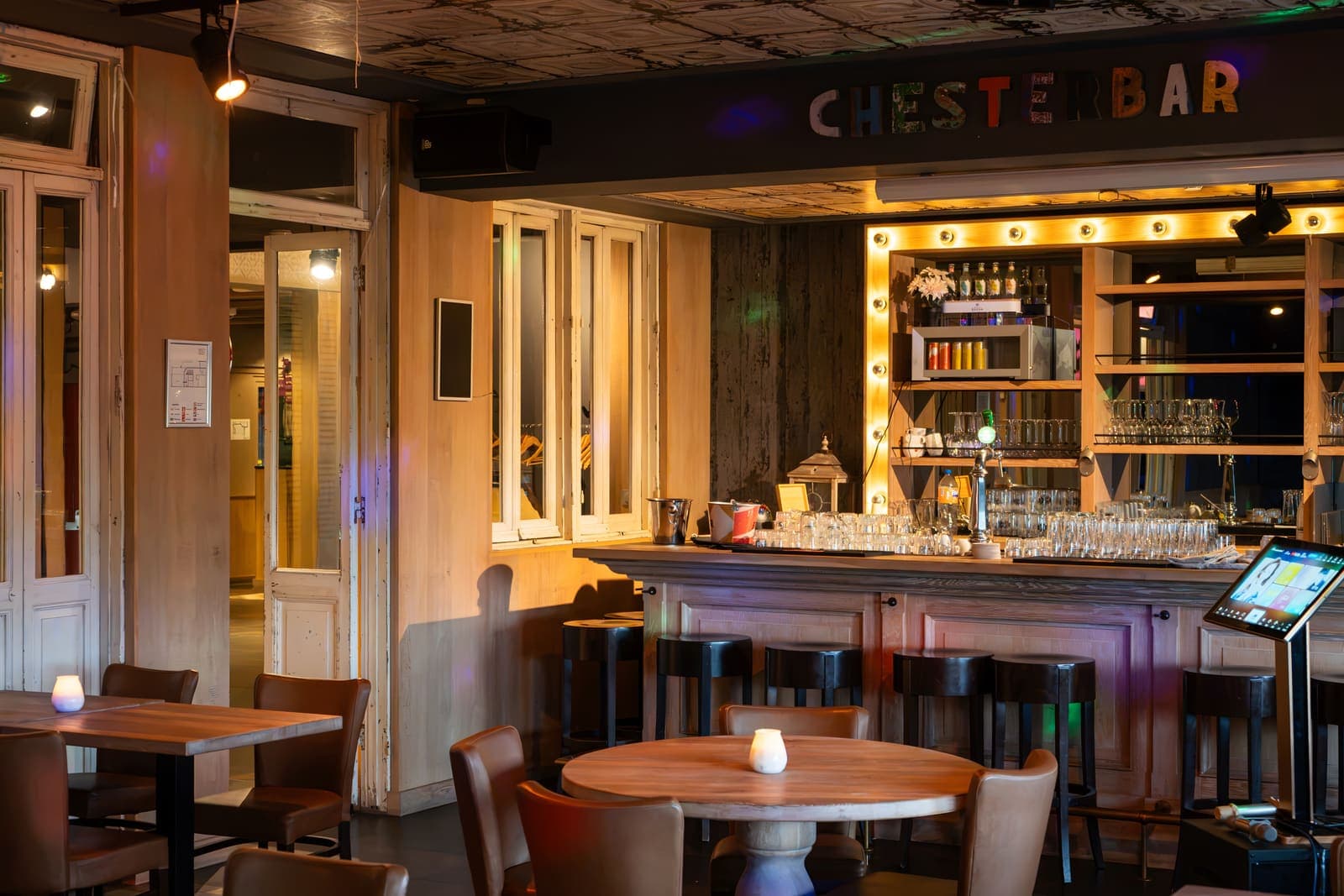 De antieke Franse deuren naast de bar van de Chesterbar
