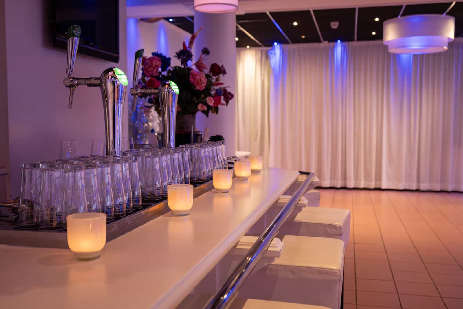 De bar van de South Beach Lounge met kaarsjes