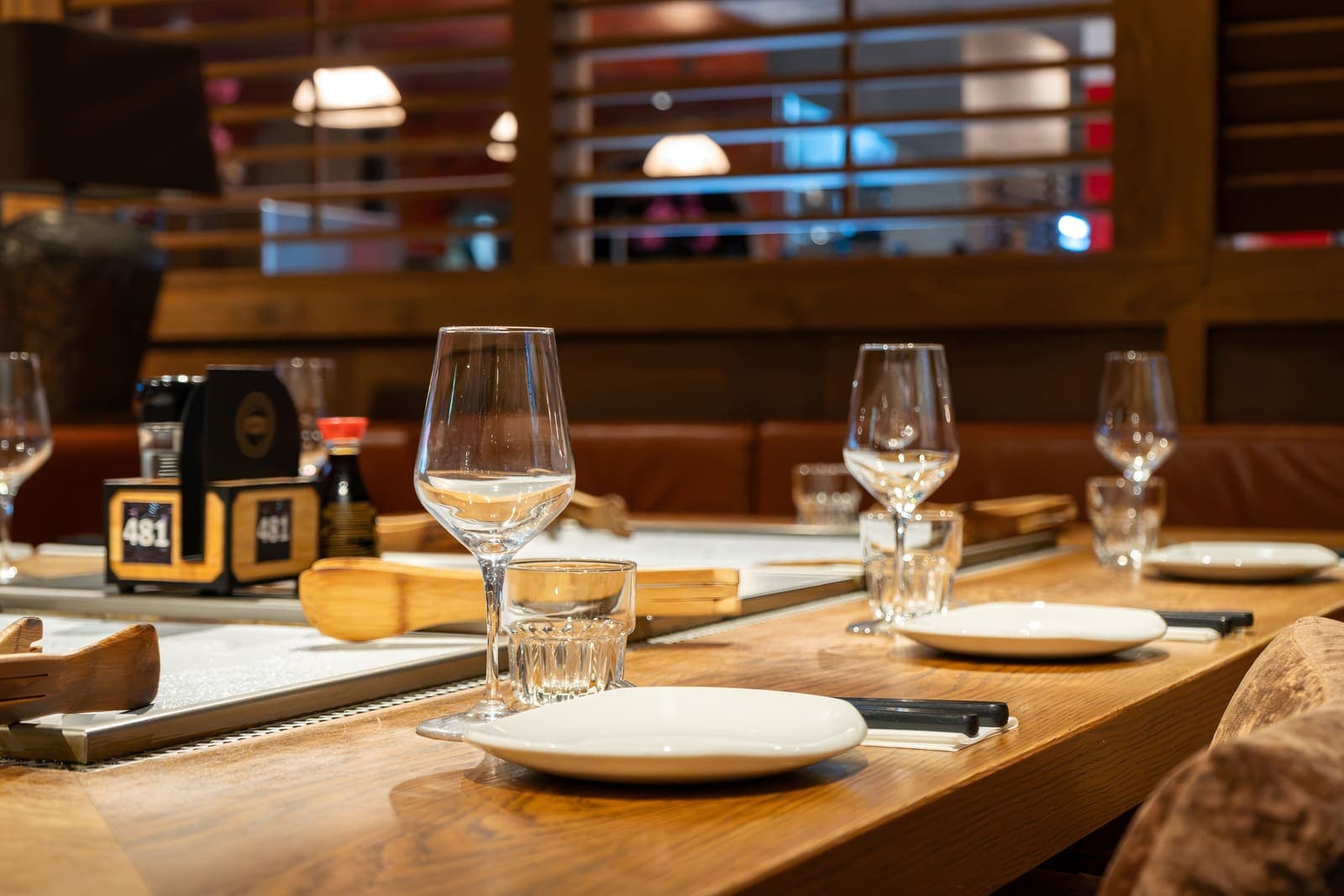 Glazen en borden op een grilltafel, van dichtbij