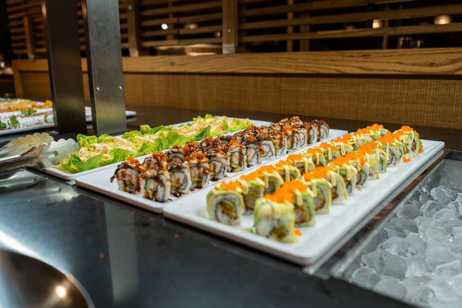 Sushirollen met viskuit en avocado op het buffet, van dichtbij