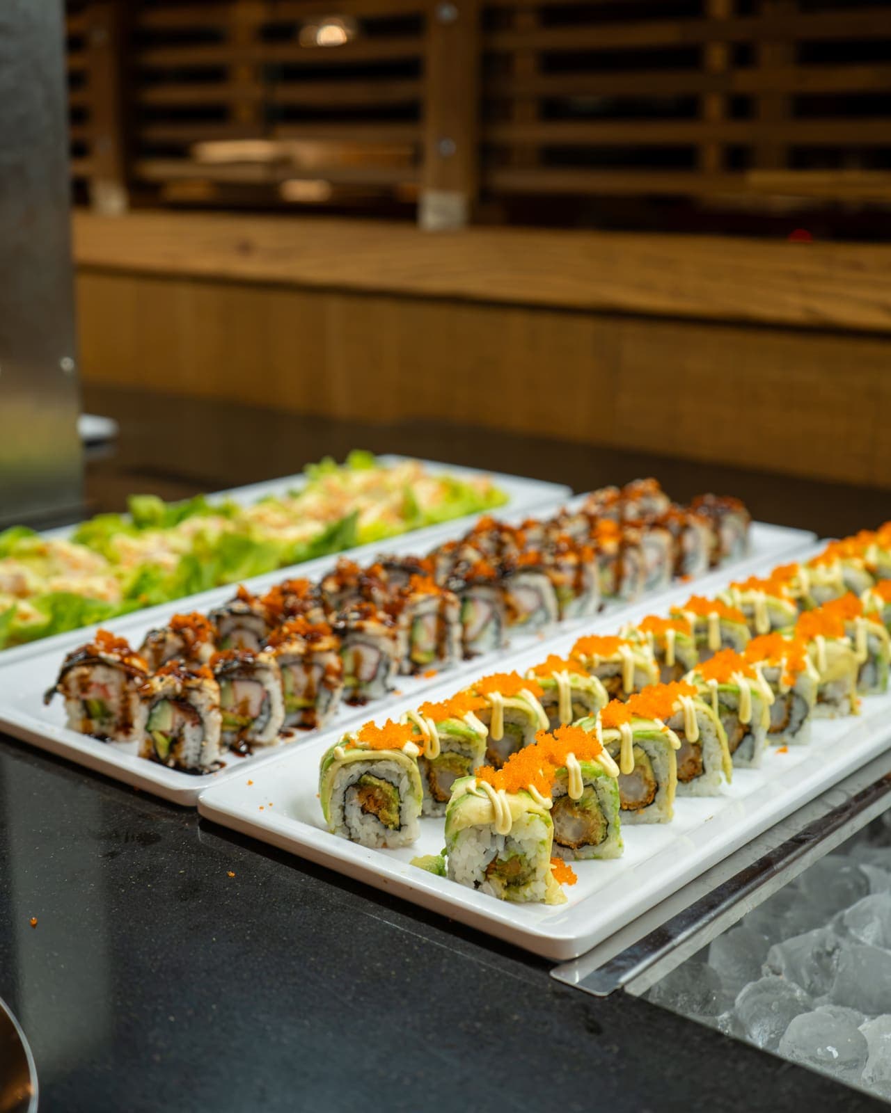 Schalen met sushirollen en zeewiersalade op het buffet