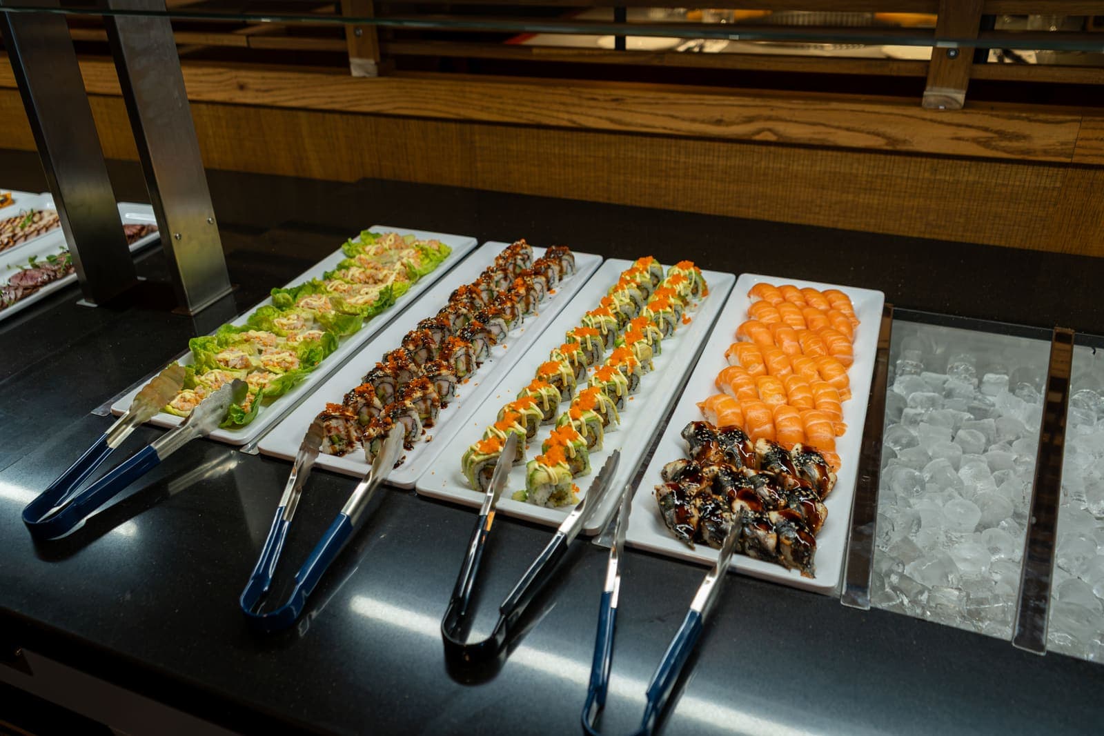 Het nieuwe buffet van Teppan met schalen sushirollen, zalm en paling
