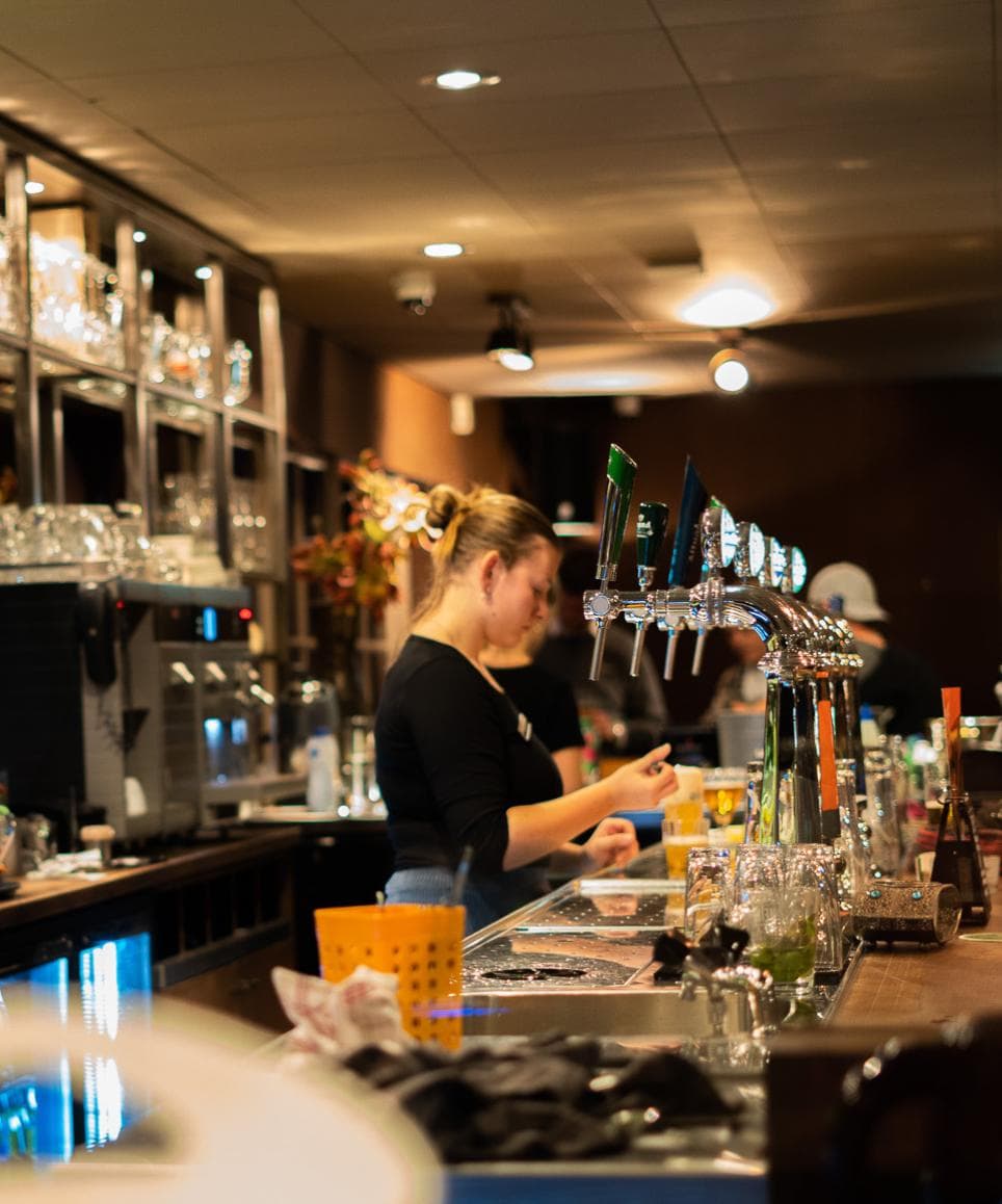 De taps achter de bar, met de glazen eronder klaargezet